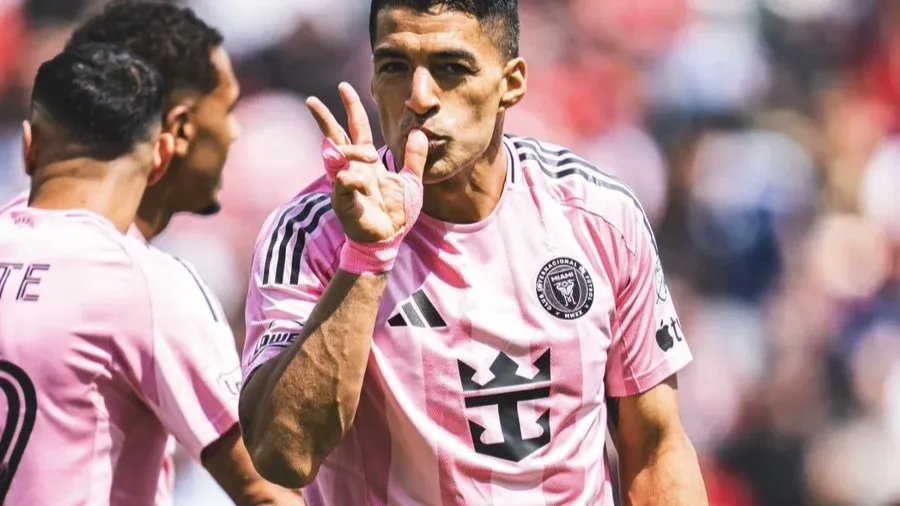 Dos uruguayos en rosa: Luis Suárez reacciona a la maglia de Guillermo Silva 