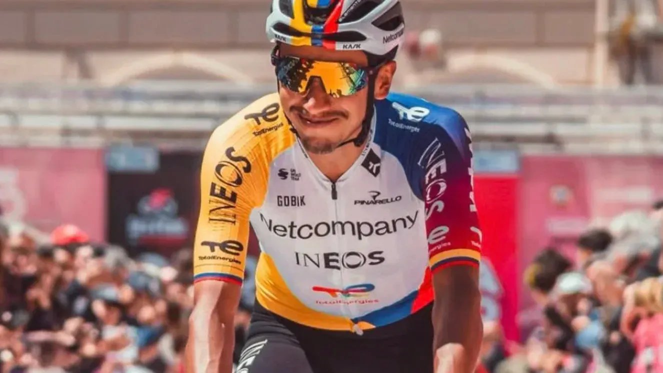 GRAN ACTUACIÓN DE EGAN BERNAL EN FAVOR DE THYMEN ARENSMAN